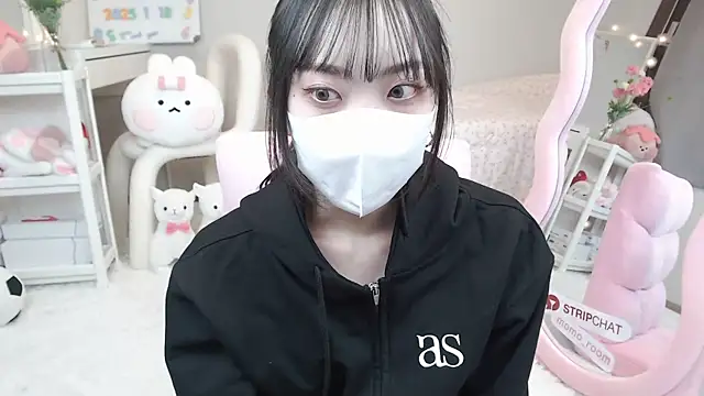 Snapshot of momo_room chatting on 01-19-25, 09:01 momo room online show from 01-19-25, 09:01