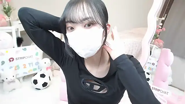 Snapshot of momo_room chatting on 02-17-25, 10:40 momo room online show from 02-17-25, 10:40