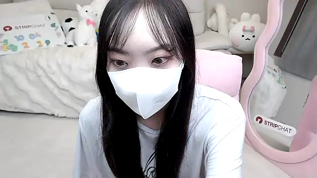 Snapshot of momo_room chatting on 10-04-25, 06:33 momo room online show from 10-04-25, 06:33