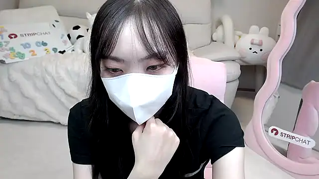 Snapshot of momo_room chatting on 10-06-25, 10:45 momo room online show from 10-06-25, 10:45