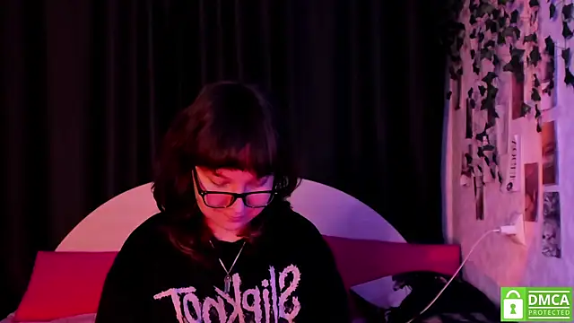 Snapshot of dreamgirllovee chatting on 11-17-25, 05:02 dreamgirllovee online show from 11-17-25, 05:02