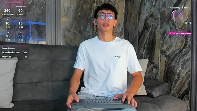 Snapshot of Daviid_laidd chatting on 10-24-25, 08:11 Daviid laidd online show from 10-24-25, 08:11