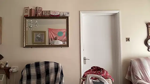 Snapshot of cutaboverest chatting on 09-30-25, 01:05 cutaboverest online show from 09-30-25, 01:05