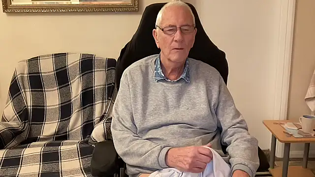 Snapshot of cutaboverest chatting on 11-15-25, 06:04 cutaboverest online show from 11-15-25, 06:04