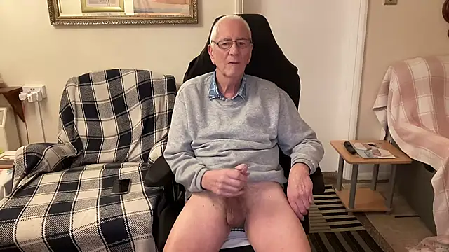 Snapshot of cutaboverest chatting on 11-18-25, 06:01 cutaboverest online show from 11-18-25, 06:01