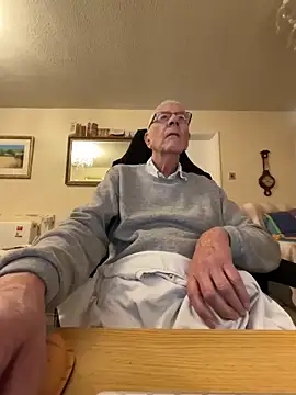 Snapshot of cutaboverest chatting on 12-16-25, 04:12 cutaboverest online show from 12-16-25, 04:12