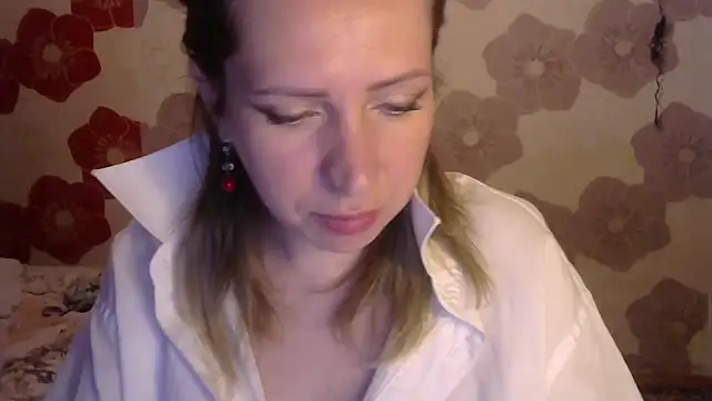 Snapshot of Queen_Daenerys chatting on 09-25-25, 02:10 Queen Daenerys online show from 09-25-25, 02:10