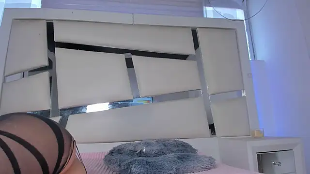 chrystal js online show from 04-18-26, 01:04