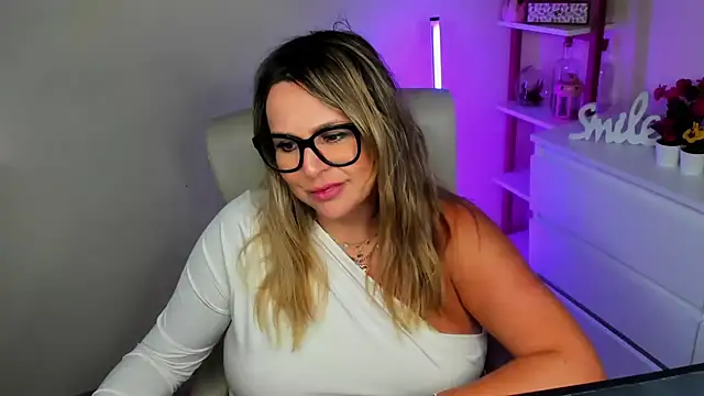 Snapshot of teaseDiana chatting on 03-12-25, 06:40 teaseDiana online show from 03-12-25, 06:40