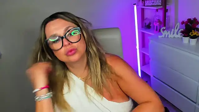 Snapshot of teaseDiana chatting on 03-12-25, 12:47 teaseDiana online show from 03-12-25, 12:47