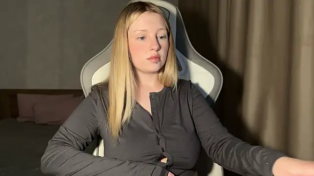 Snapshot of x_ivy_x chatting on 10-28-25, 05:15 x ivy x online show from 10-28-25, 05:15