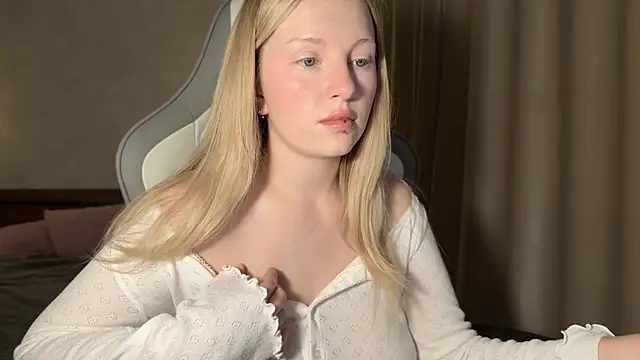 Snapshot of x_ivy_x chatting on 10-30-25, 05:46 x ivy x online show from 10-30-25, 05:46