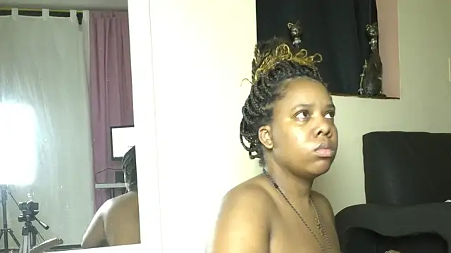 Snapshot of Yiseth_02 chatting on 06-02-26, 02:35 Yiseth 02 online show from 06-02-26, 02:35