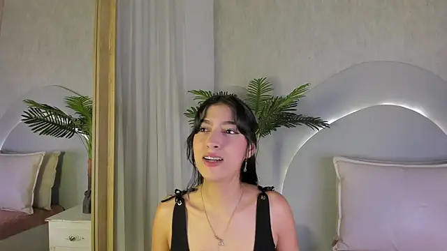 Snapshot of Susana_Sanchez chatting on 05-17-26, 04:10 Susana Sanchez online show from 05-17-26, 04:10
