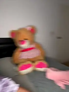 Snapshot of msschloee_ chatting on 10-26-25, 03:23 msschloee online show from 10-26-25, 03:23