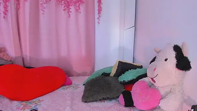 Snapshot of msschloee_ chatting on 11-04-25, 10:42 msschloee online show from 11-04-25, 10:42