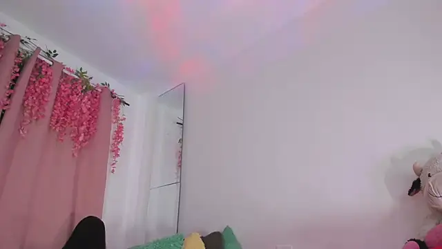 Snapshot of msschloee_ chatting on 11-08-25, 04:01 msschloee online show from 11-08-25, 04:01