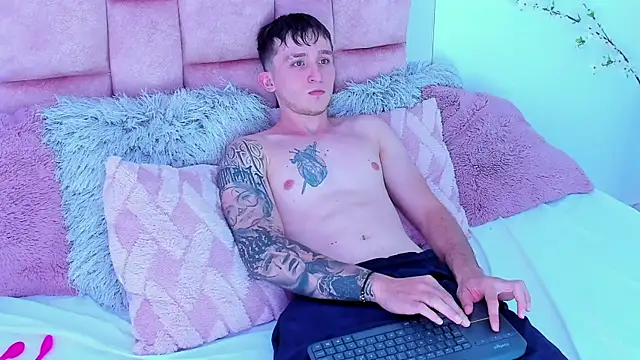 Snapshot of Dylanwhite23_ chatting on 01-28-25, 05:00 Dylanwhite23 online show from 01-28-25, 05:00