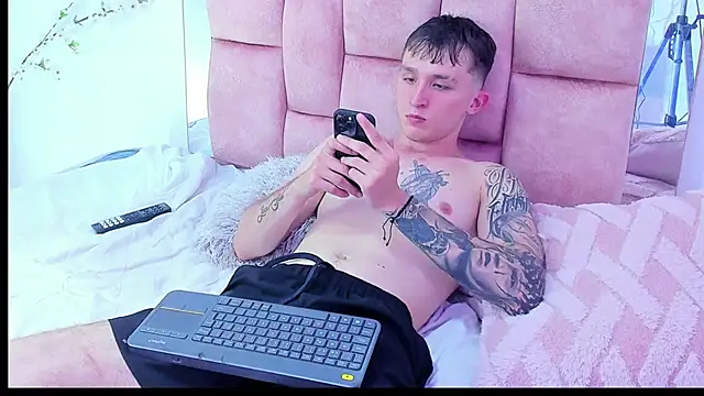 Snapshot of Dylanwhite23_ chatting on 02-13-25, 11:58 Dylanwhite23 online show from 02-13-25, 11:58