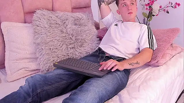 Snapshot of Dylanwhite23_ chatting on 02-24-25, 02:08 Dylanwhite23 online show from 02-24-25, 02:08