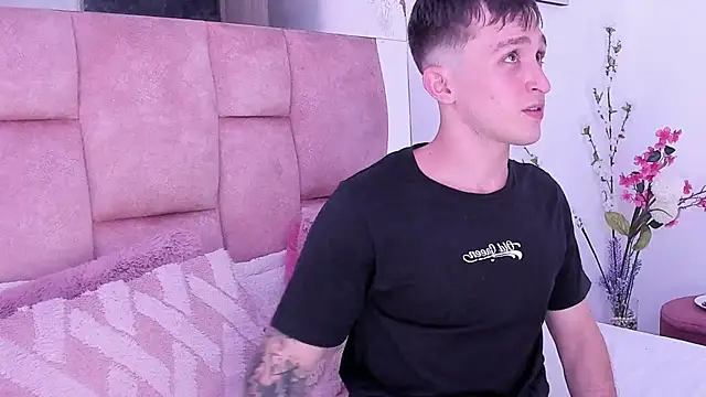 Snapshot of Dylanwhite23_ chatting on 02-25-25, 05:41 Dylanwhite23 online show from 02-25-25, 05:41