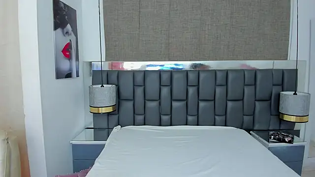 Snapshot of _cat_18 chatting on 12-19-24, 01:29 cat 18 online show from 12-19-24, 01:29