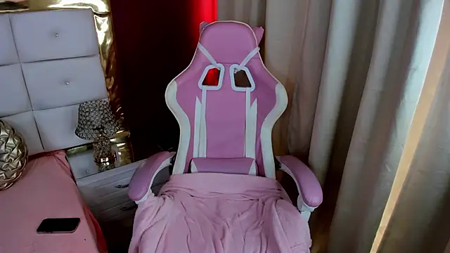 Snapshot of _cat_18 chatting on 12-29-24, 08:48 cat 18 online show from 12-29-24, 08:48