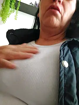 Snapshot of clarita_01 chatting on 09-26-25, 01:37 clarita 01 online show from 09-26-25, 01:37
