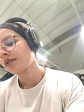 Snapshot of _vaness chatting on 12-21-24, 06:19 vaness online show from 12-21-24, 06:19