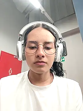 Snapshot of _vaness chatting on 03-04-25, 05:32 vaness online show from 03-04-25, 05:32