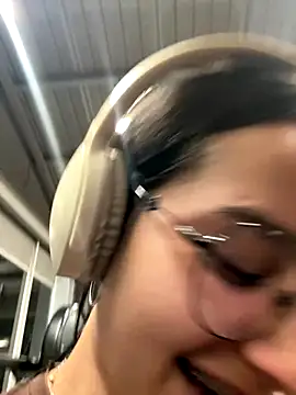 Snapshot of _vaness chatting on 11-28-25, 05:10 vaness online show from 11-28-25, 05:10