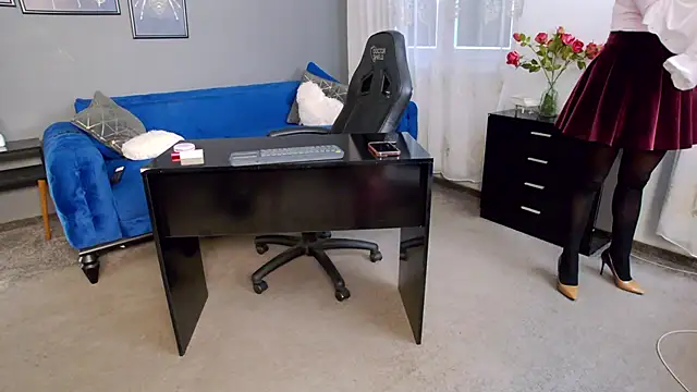 Snapshot of AnneHove chatting on 11-17-25, 06:08 AnneHove online show from 11-17-25, 06:08