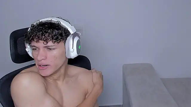 Snapshot of laurent_nova chatting on 09-17-25, 06:31 laurent nova online show from 09-17-25, 06:31