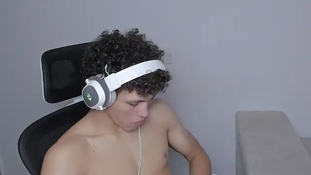 Snapshot of laurent_nova chatting on 09-18-25, 06:43 laurent nova online show from 09-18-25, 06:43