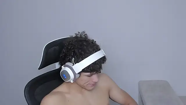 Snapshot of laurent_nova chatting on 09-25-25, 08:29 laurent nova online show from 09-25-25, 08:29