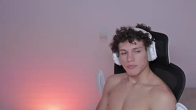 Snapshot of laurent_nova chatting on 10-17-25, 08:39 laurent nova online show from 10-17-25, 08:39