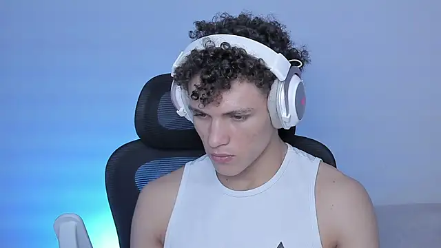 Snapshot of laurent_nova chatting on 10-21-25, 04:51 laurent nova online show from 10-21-25, 04:51