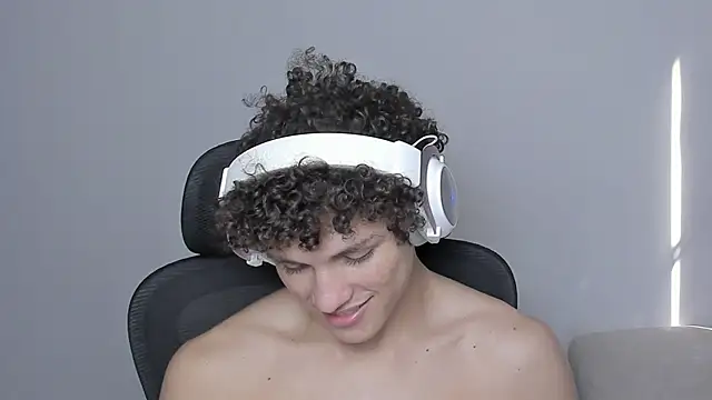 Snapshot of laurent_nova chatting on 10-22-25, 06:29 laurent nova online show from 10-22-25, 06:29