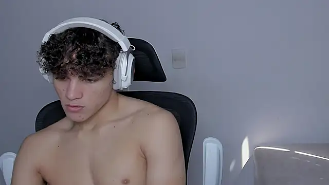 Snapshot of laurent_nova chatting on 10-29-25, 05:58 laurent nova online show from 10-29-25, 05:58