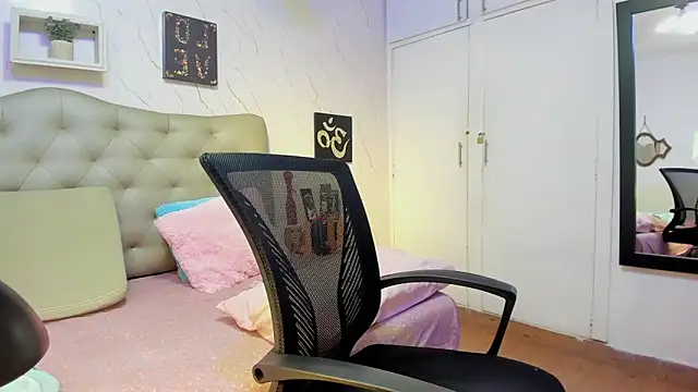 Snapshot of Antonella_Montanari chatting on 10-19-25, 01:28 Antonella Montanari online show from 10-19-25, 01:28