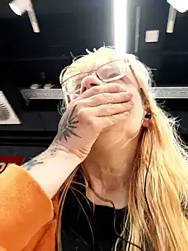 Snapshot of Sakura27undUriel chatting on 10-17-25, 08:39 Sakura27undUriel online show from 10-17-25, 08:39