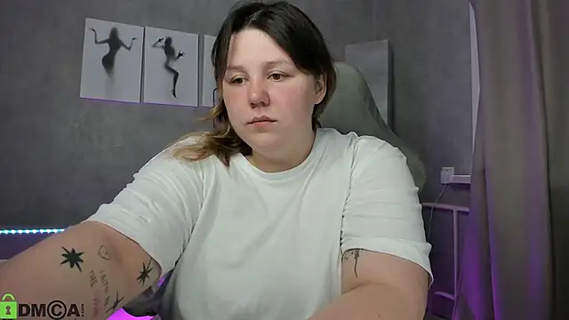 Snapshot of Ruth_Oliver chatting on 07-23-26, 01:08 Ruth Oliver online show from 07-23-26, 01:08