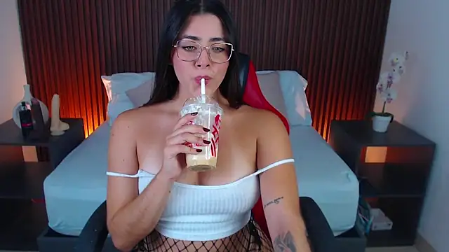 Snapshot of lizowenn_ chatting on 02-12-25, 04:00 lizowenn  online show from 02-12-25, 04:00