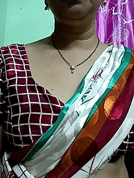 Snapshot of Rosy-B chatting on 11-05-25, 12:21 Rosy-B online show from 11-05-25, 12:21