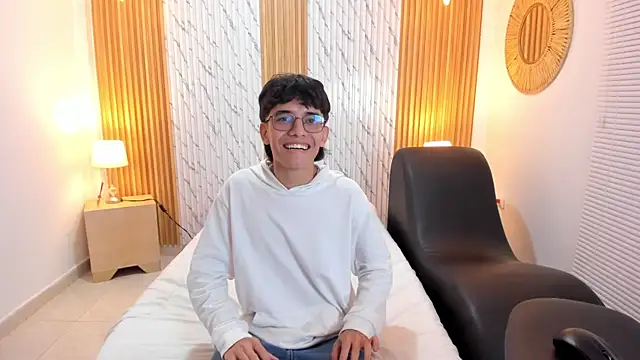 Snapshot of billie_jr chatting on 02-18-25, 06:04 billie jr online show from 02-18-25, 06:04