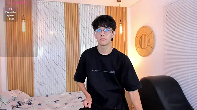 Snapshot of billie_jr chatting on 10-04-25, 03:48 billie jr online show from 10-04-25, 03:48