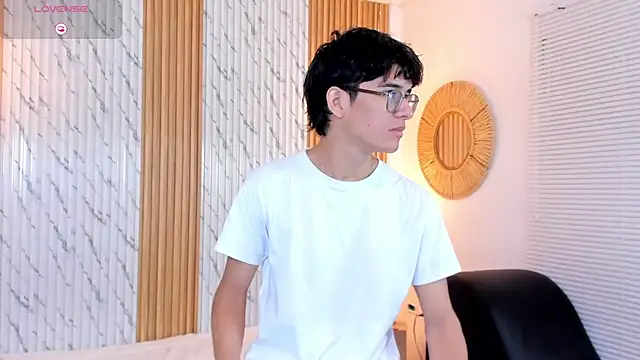 Snapshot of billie_jr chatting on 10-05-25, 04:00 billie jr online show from 10-05-25, 04:00