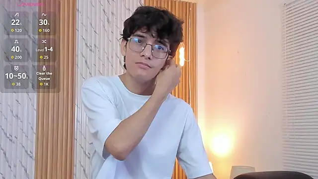 Snapshot of billie_jr chatting on 10-28-25, 03:32 billie jr online show from 10-28-25, 03:32