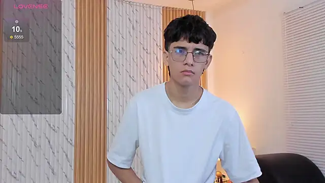 Snapshot of billie_jr chatting on 10-31-25, 03:51 billie jr online show from 10-31-25, 03:51