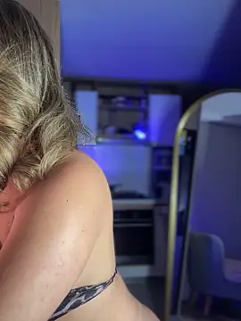 SaraFerreira online show from 10-22-25, 01:17